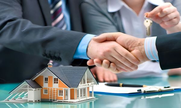 En quoi consiste les contrats proposés par les constructeurs de maisons individuelles ?